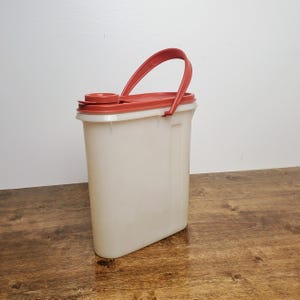 TUPPERWARE #587 Beverage Buddy 2-Quart Pitcher Container w/ Lid and Handle