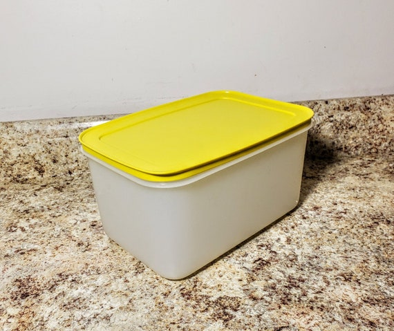 Tupperware FREEZER MATES PLUS Snowflakes Freeze Container 11 Cups Yellow  Lid 8318 