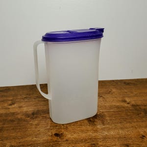 TUPPERWARE Slim Line 2 Quart Refrigerator Pitcher # 2009 Blue Flip Lid