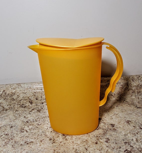 Tupperware Impressions 8 3/4 Cups Pitcher 3333 Gold Rocker Lid 2.1