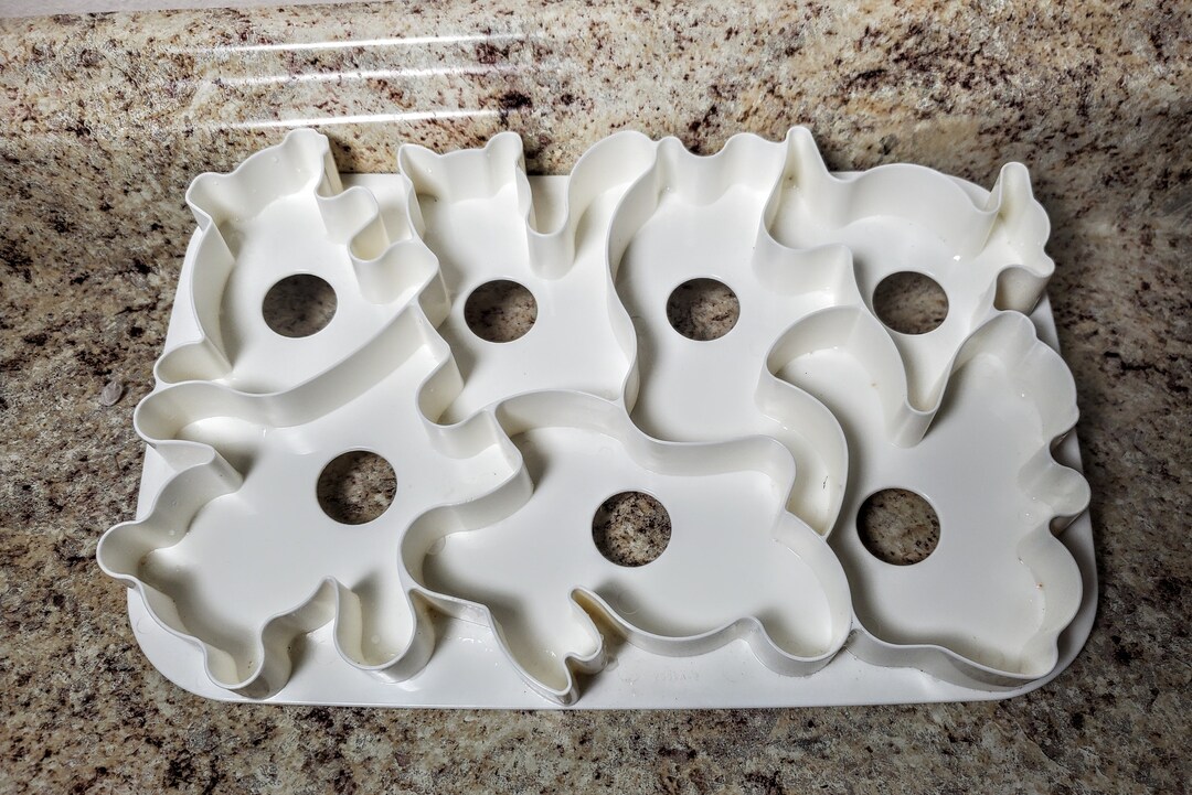 Tupperware Jello Wigglers Gelatin Jigglers 2553 Pink Animal Shape