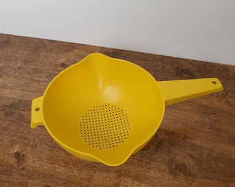 Vintage Tupperware 1523 Yellow 2 Qt Colander Strainer Double Pour Spout Handle