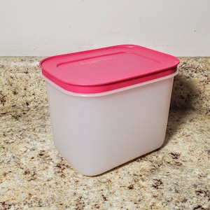 Tupperware Pink Snowflake Freezer Mate Storage Container 4 3/4 Cup New 7871