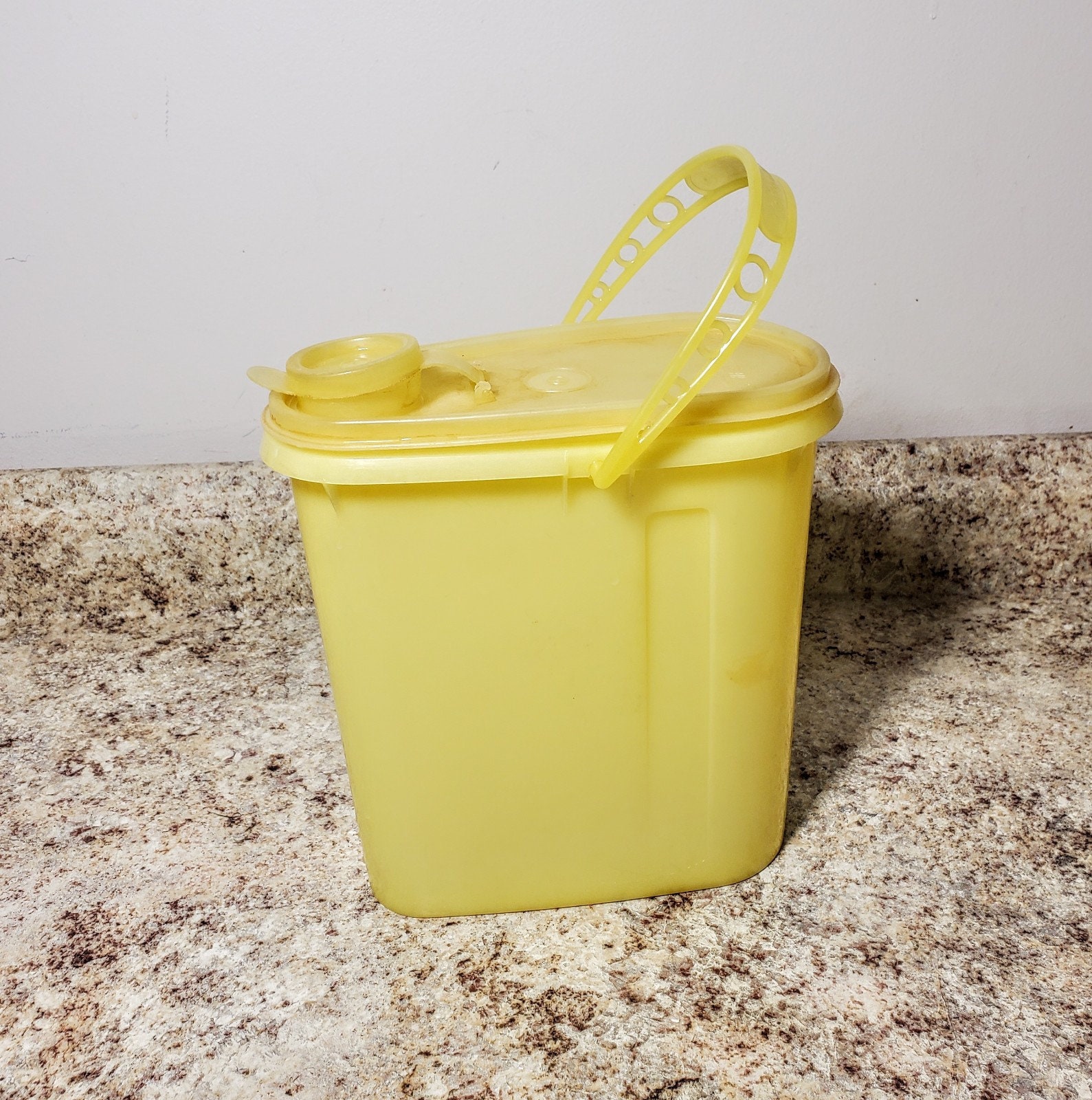 Vintage Tupperware 587 2 Qt Beverage Buddy Yellow Pitcher Handle