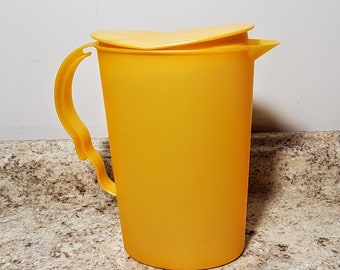 Tupperware Impressions 8 3/4 Cups Pitcher 3333 Gold Rocker Lid 2.1