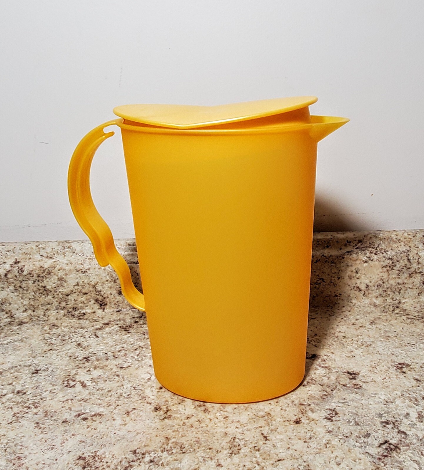 Tupperware Impressions 8 3/4 Cups Pitcher 3333 Gold Rocker Lid 2.1