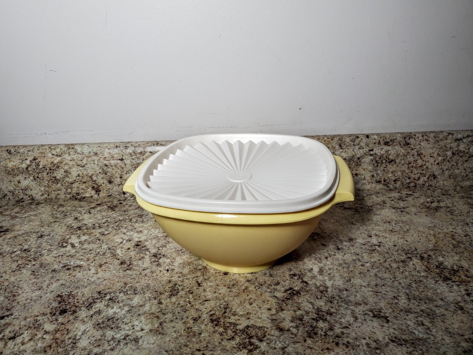 Vintage Tupperware 2.1 Litre 5006 Oval Insulated Microwave Cooker Server
