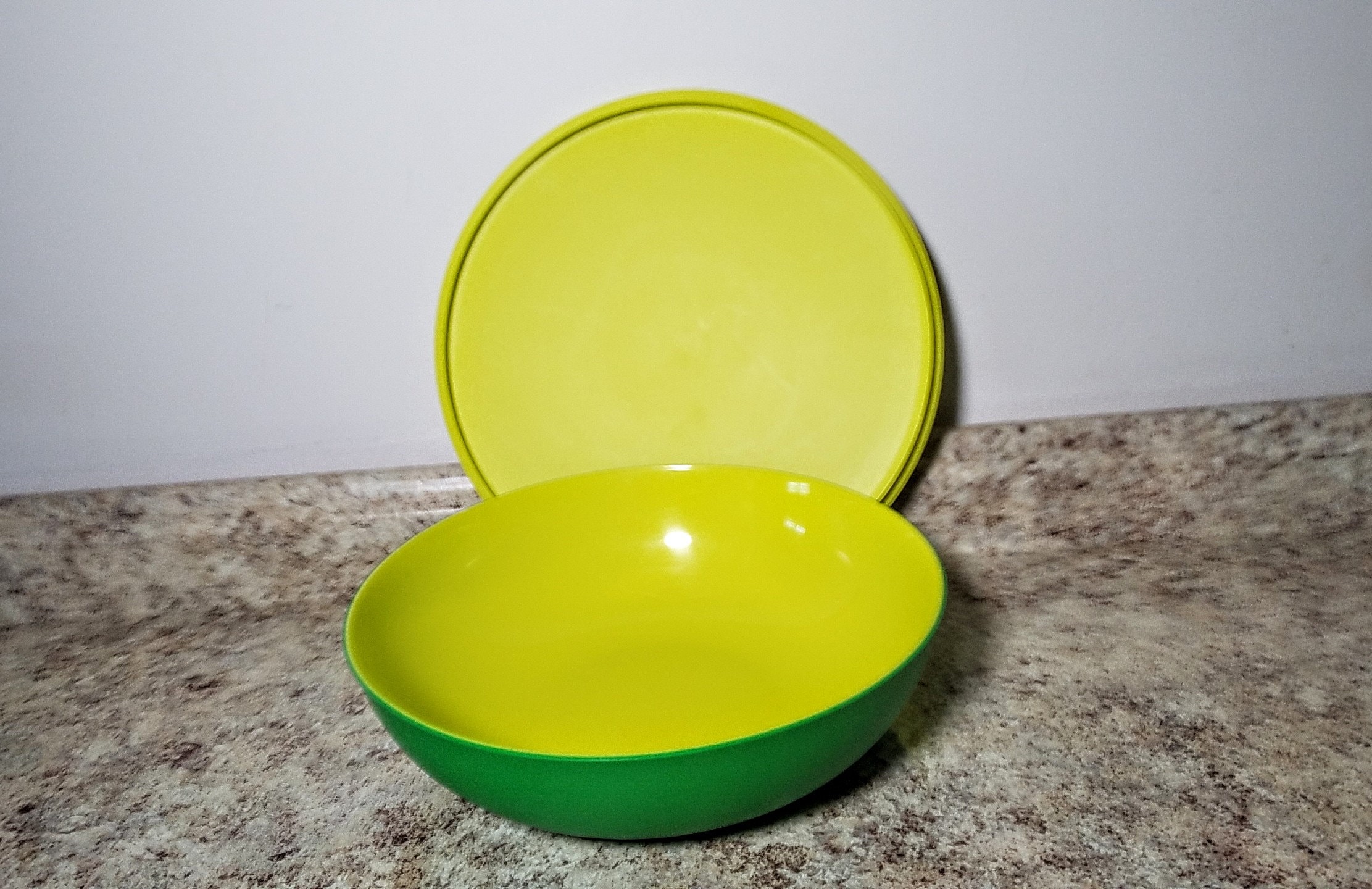 Tupperware Large Microwave Serving Bowl Yellow Lid Pre-owned 