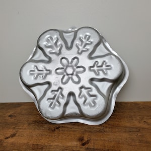 Wilton BIG SNOWFLAKE cake pan 2002 CHRISTMAS Snow metal mold 2105-6087