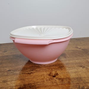 TUPPERWARE Servalier Bowl 11 c Pastel Pink w/ Lid Seal Tab Handles Classic 858