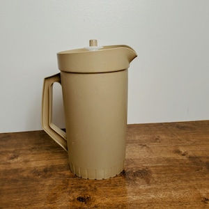 Vintage Tupperware 800 Pitcher – Almond – 2 Quart – Push-Button Lid