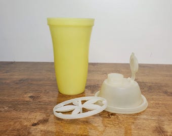 Tupperware Quick Shake Mixer 2 Cup Yellow Sheer Vintage 3 Piece Set #844