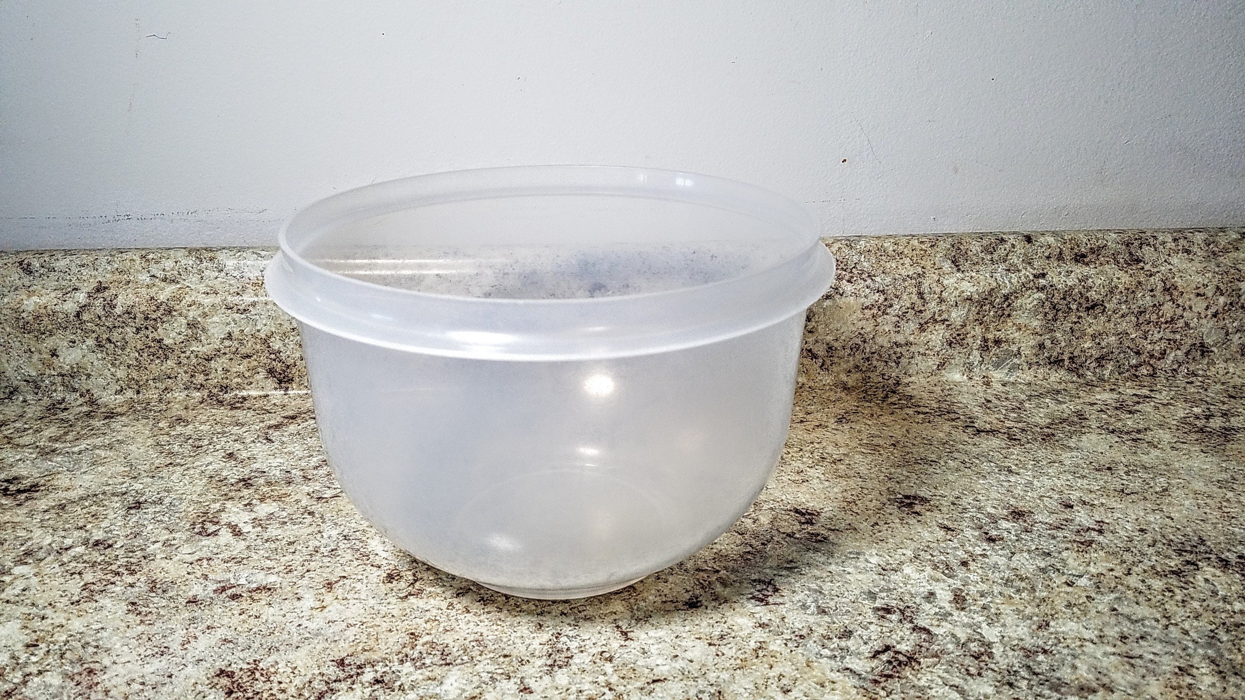 Vintage Rubbermaid Storage Bowl with White Lid 6 Cups J-3216