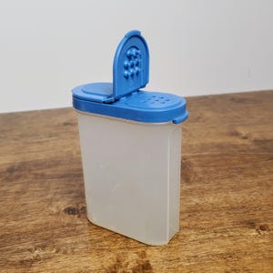 TUPPERWARE Modular Mate LARGE Spice Salt Pepper Shaker Container Blue Seal #1846