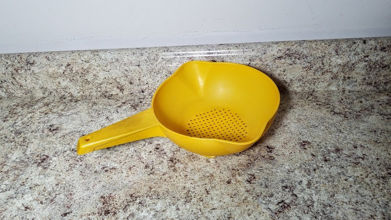 Vintage Tupperware #1200 Yellow 1 Quart Strainer with handle---- Vintage Tupperware #1200 Yellow 1 Quart Strainer with handle----