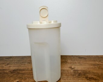 Rubbermaid 0038 Servin Saver 2 Qt Measuring Pitcher Almond Flip Lid Vtg #1