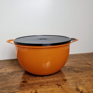 New TUPPERWARE Large Mega Glitter THATSA Bowl Orange, Black Seal 42 cup #5377