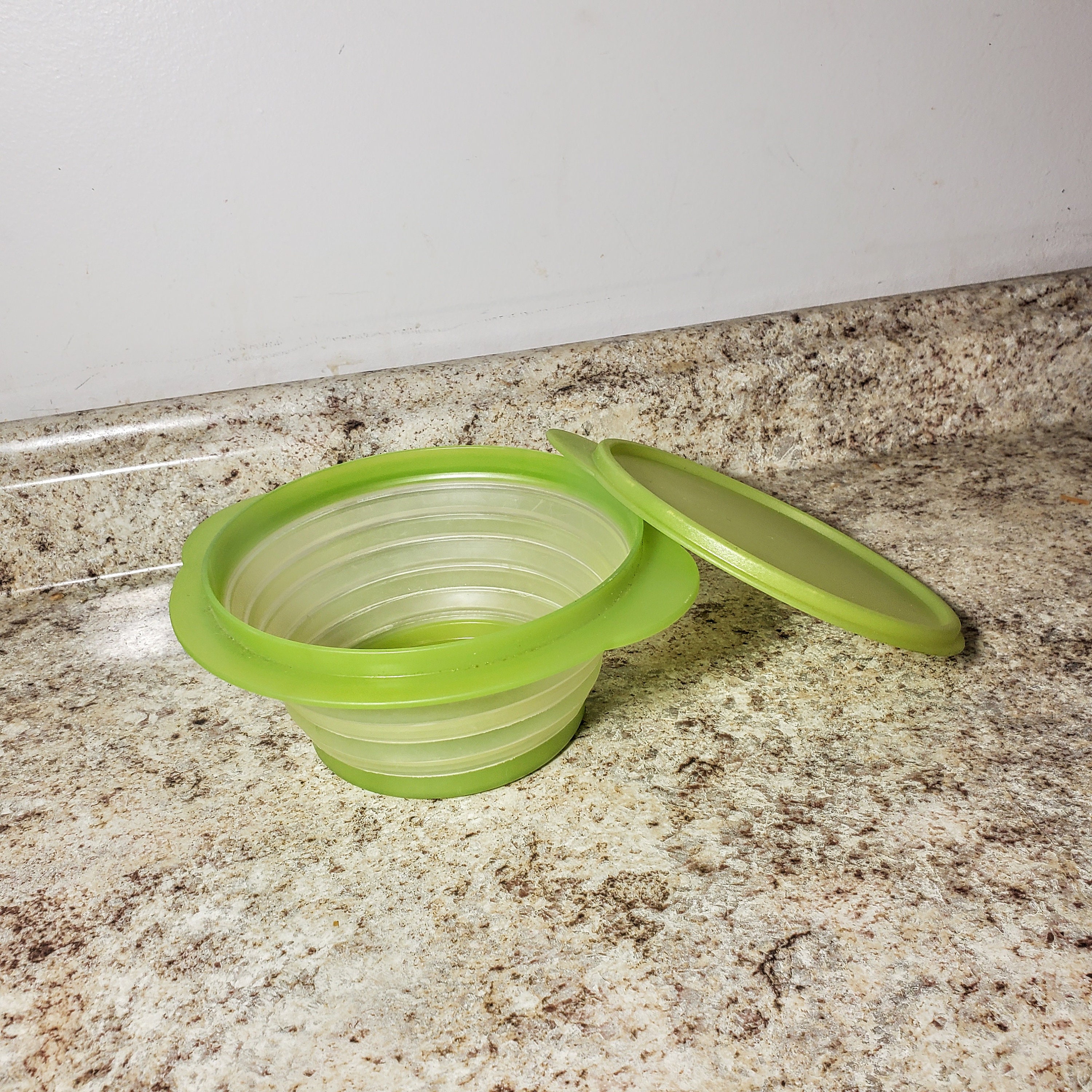 Tupperware 5452A Expandable Collapsible Bowl Container & Lid Lime