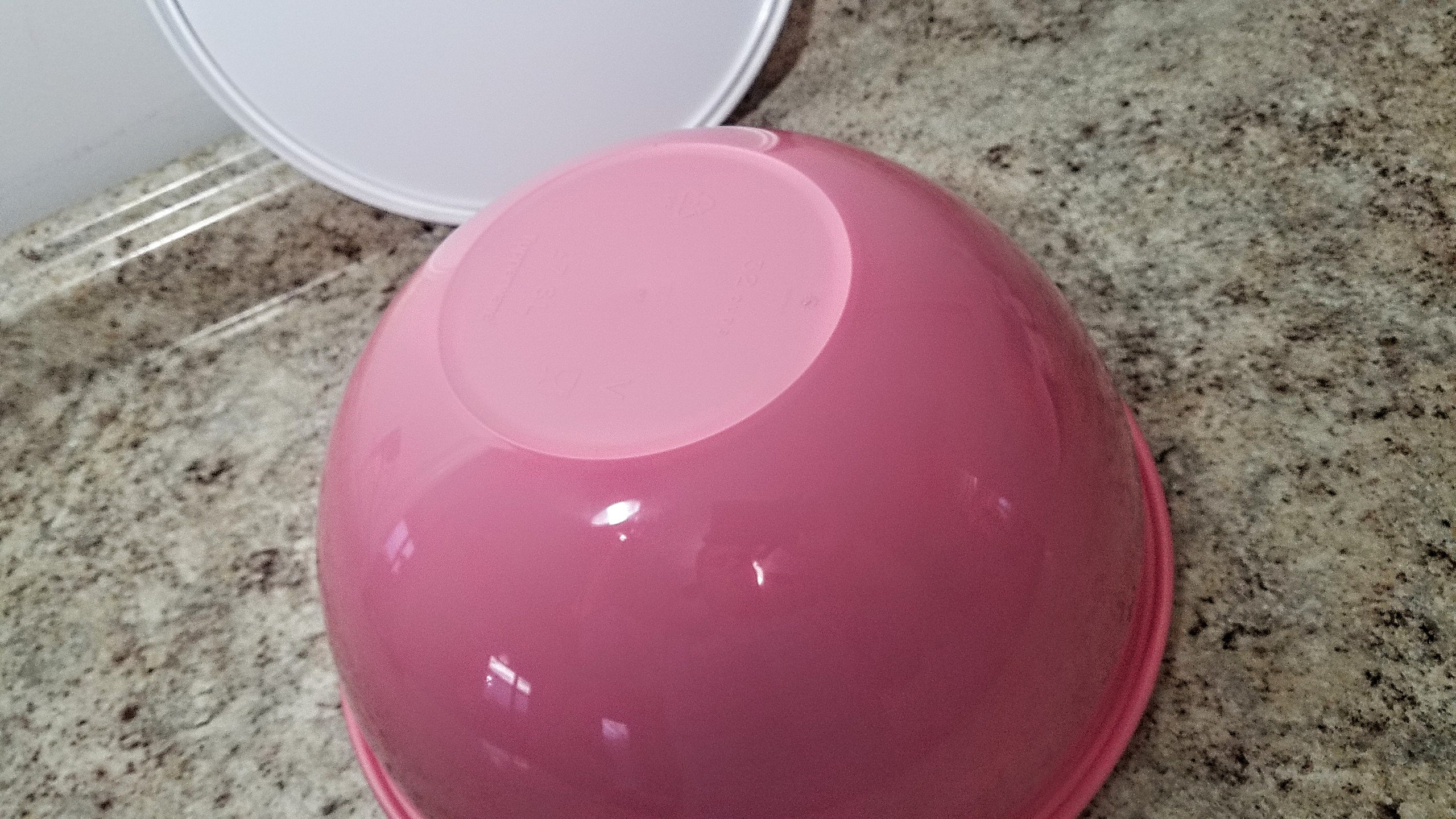 Tupperware Super Large White 32 Cup Thatsa Bowl Container W/Pink Lid