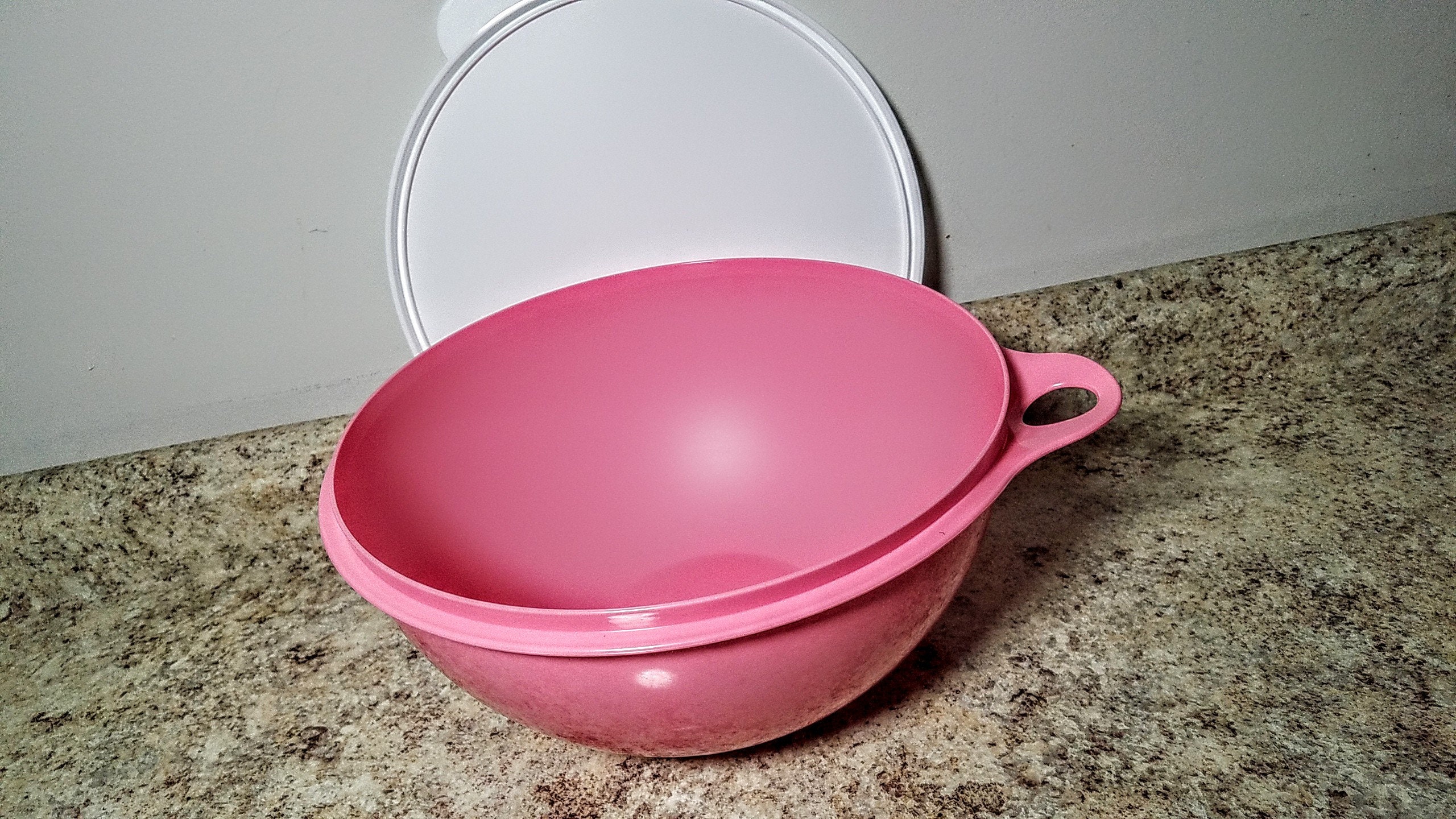 New Tupperware Large Thatsa Mixing Bowl Pink withPink Seal 32