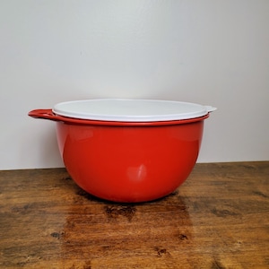 New NIP TUPPERWARE Large Mega THATSA Bowl Red, White Seal 42 cup #5377