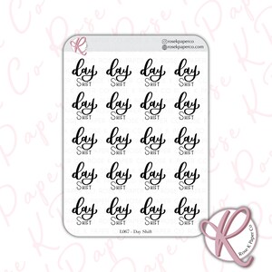 Puede incluir: Una hoja de 20 pegatinas en blanco y negro con el texto "Day Shift" escrito en letra cursiva. Las pegatinas están dispuestas en una cuadrícula de cuatro filas y cinco columnas.