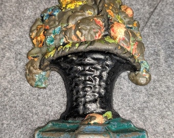 Antiker Viktorianischer Gusseisen kleiner Bemalter Blumenstrauß Korb Türstopper