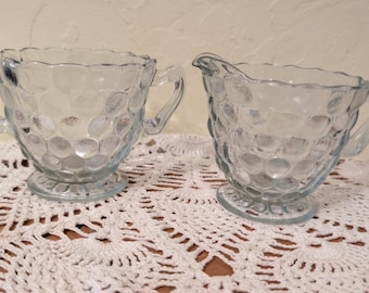 Vintage Anchor Hocking Fire-King suikerpot en melkkannetje met saffierblauw "Bubble"-patroon.