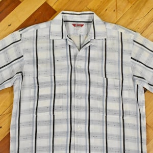 60s Loop Collar Shirt Size Small Textured Cotton Button Down Vintage