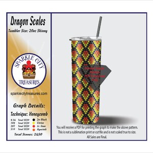 Puede incluir: Un vaso delgado de 20 oz con un patrón de panal de abeja en negro, amarillo y naranja. El diseño está etiquetado como "Dragon Scales" e incluye una pajita y una tapa. La imagen también presenta un logotipo y texto sobre el diseño.