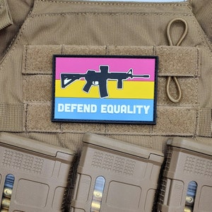 ¡Lanzamiento limitado! AR-15 Defend Equality Pansexual Pride Flag and Rifle - Parche de PVC con velcro