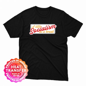 Una piccola maglietta con decalcomania a trasferimento termico per il socialismo