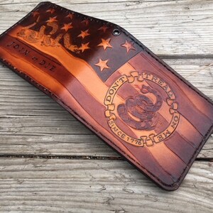 Cartera con cadena con diseño de bandera patriótica con texto "Don't Tread on Me/ Join or Die"