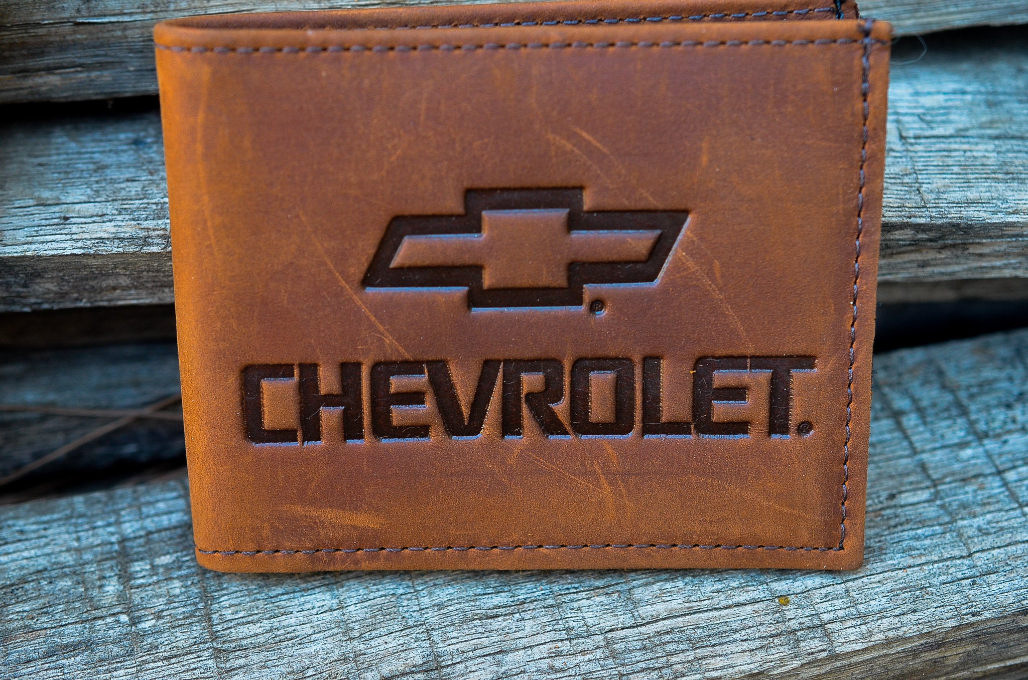 Buckle-Down Billetera Plegable De PU Para Hombre-Chevrolet Bowtie 3-Stripe Negro/Carbón, Multicolor, 4.0" X 3.5", Varios Colores