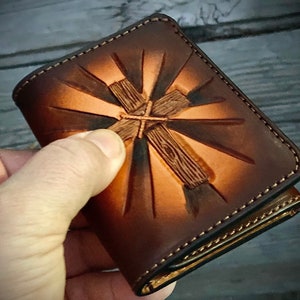 Cartera de cuero con tres pliegues, hecha a mano, con cruz de madera y temática cristiana