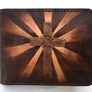 Portefeuille à deux volets en cuir retouché à la main avec croix en bois sur le thème chrétien