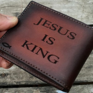 Jesús es el rey / Cartera cristiana / Carteras plegables hechas a mano con grabado personalizado