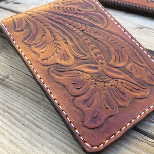 Cartera de cuero plegable con cordones tallados y estampados florales tradicionales del oeste