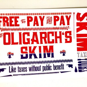 Puede incluir: Un cartel rojo, blanco y azul con el texto "Free to Pay and Pay the Oligarch's Skim" y "Taxes Yours" en una fuente roja y azul. El cartel también incluye un patrón de ondas y el texto "Like taxes without public benefit".