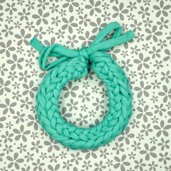 T-Shirt Garn Armband in aqua.