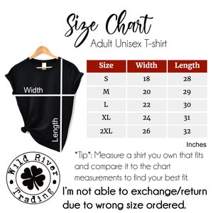 Op de afbeelding: Maattabel voor unisex T-shirts voor volwassenen. De tabel toont maten S tot en met 2XL met de bijbehorende breedte- en lengtematen in inches.  *Tip*: Meet een shirt dat u past en vergelijk het met de maten in de tabel om uw beste maat te vinden. Ik kan geen ruiling/retour aanbieden vanwege verkeerd bestelde maten.