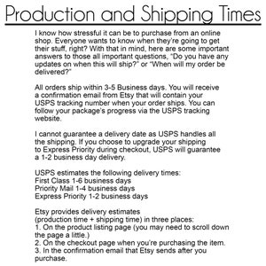 Op de afbeelding: Tekst die de productie- en verzendtijden voor Etsy-bestellingen uitlegt. Het bevat informatie over de geschatte levertijden voor verschillende USPS-verzendingopties, waaronder First Class, Priority Mail en Express Priority. Het vermeldt ook dat een bevestigingsmail met trackinginformatie wordt verzonden.
