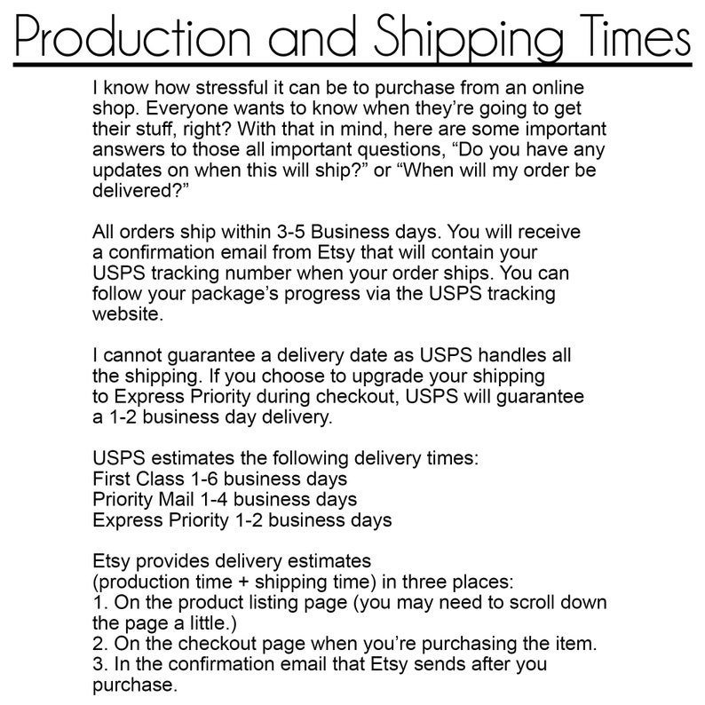 Op de afbeelding: Tekst die de productie- en verzendtijden voor Etsy-bestellingen uitlegt. Het bevat informatie over de geschatte levertijden voor verschillende USPS-verzendingopties, waaronder First Class, Priority Mail en Express Priority. Het vermeldt ook dat een bevestigingsmail met trackinginformatie wordt verzonden.