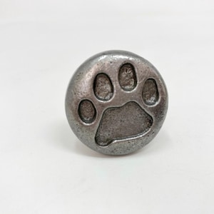 Puxador de gaveta em estanho antigo com formato de pata de cachorro/gato para móveis.