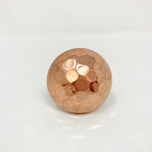 Tirador de cajón redondo de cobre martillado para armarios y muebles.