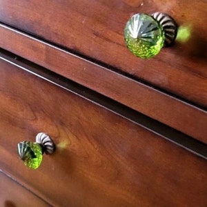 Bouton vintage en verre de style victorien vert avec col en bronze antique Meuble de chambre à coucher avec poignée de tiroir pour décoration intérieure image 4