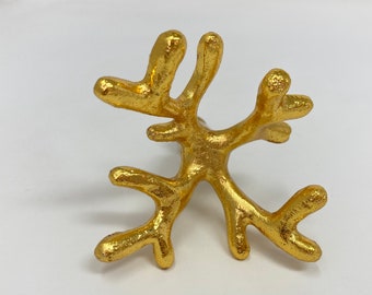Cassettiera con pomello in metallo color corallo dorato