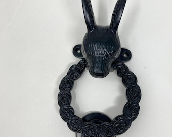 Llamador de puerta vintage con forma de liebre negra, de latón macizo con forma de rosas.