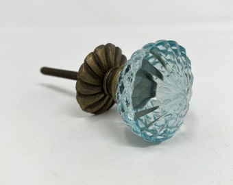 Tirador de cajón y mueble con pomo de cristal azul victoriano y collarín de latón antiguo.