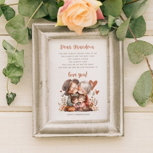 K&ouml;nnte beinhalten: Eine druckbare Karte mit einer handgeschriebenen Botschaft an Oma. Die Karte zeigt eine Aquarell-Illustration einer Gro&szlig;mutter und zwei Enkelkindern, die sich umarmen. Der Text lautet: "Liebe Oma, Du k&uuml;mmerst dich immer um mich. Du bist immer die beste K&ouml;chin. Du h&ouml;rst immer zu. Du k&uuml;mmerst dich immer um mich. Du liebst mich, egal was passiert. Du gibst mir eine Milliarde Gr&uuml;nde, dich zu lieben! Frohes Thanksgiving!"